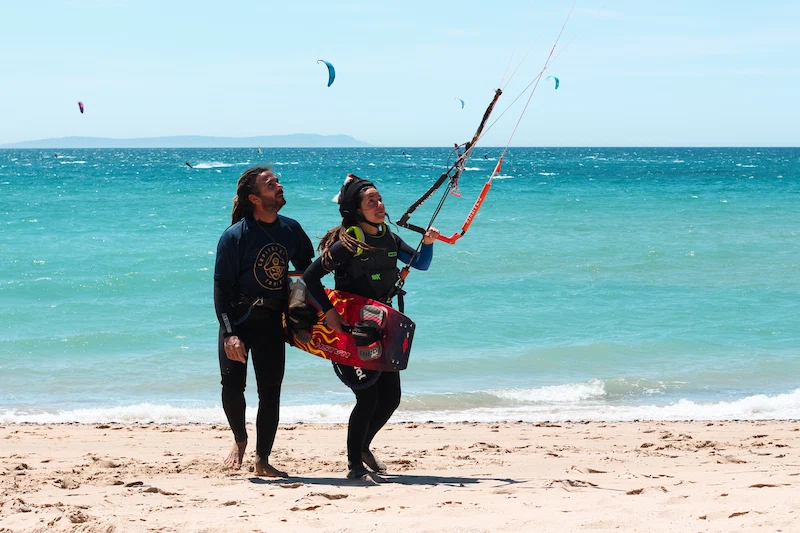 APRENDER KITESURF POR TU CUENTA O EN UNA ESCUELA-CAPITÁN KITE TARIFA-LEARN KITESURF