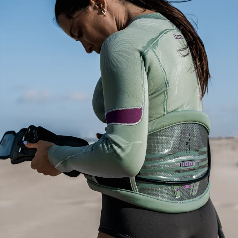 MATERIAL-NECESARIO-PARA-PRACTICAR-KITESURF-ARNES-ESCUELA-DE-KITESURF-CAPITAN-KITE-TARIFA-EQUIPMENT NECESSARY TO PRACTICE KITESURFING